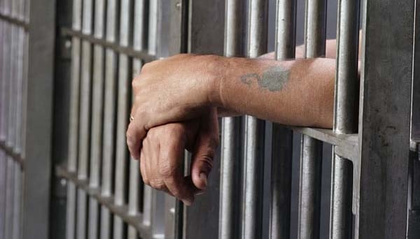 Segundo o projeto, criminosos condenados por crimes hediondos, de tortura, terrorismo, tráfico de drogas, corrupção ativa, passiva e de concussão não poderão ser agraciados com indulto (Ilustração).