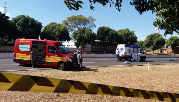 Mãe e filha atravessavam a pista e foram atropeladas. Local tem passarela, a poucos metros. Mãe era cadeirante (Foto: Cedida/Internauta).