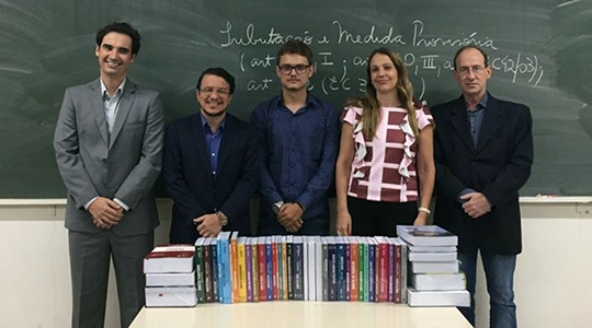 O aluno do 9º termo do curso de Direito Yohan Dadamo (ao centro) recebeu das mãos do reitor da UniFAI, Prof. Dr. Paulo Sergio da Silva, alguns livros como premiação do concurso de artigos cientÃficos instituÃdo em comemoração aos 30 anos da Constituição Federal de 1988; participaram do ato de entrega o coordenador do curso de Direito Prof. Me. Igor Terraz Pinto, a coordenadora do Grupo de Estudos de Direito Constitucional e coordenadora de extensão da área de Humanas da UniFAI Prof.ª Dra. Fernanda Butarelo e o Prof. Esp. Eduardo Fiorillo (Foto: Acervo Pessoal).
