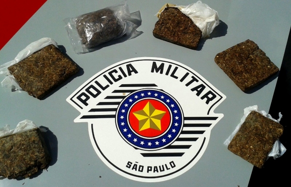 Droga apreendida totalizou 485 gramas, que estavam com as três mulheres presas pela PolÃcia Militar (Foto: PolÃcia Militar/Cedida).