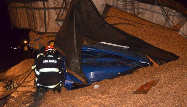 Caminhão com carga de amendoim bate em barranco, às margens da rodovia. Carregamento se projeta para a frente do caminhão (Fotos: João Mário Trentini).