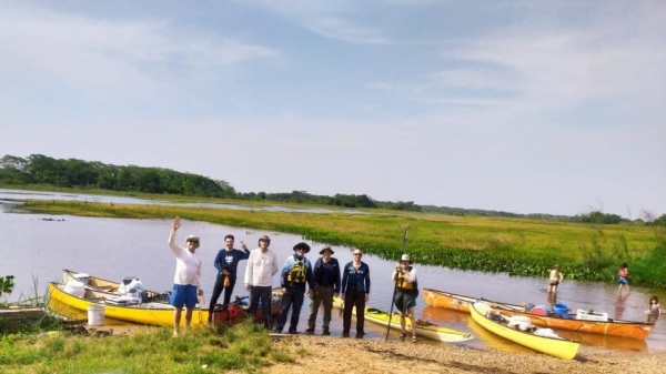 Os sete participantes da expedição que percorreu 80 km a remo, em canoas, em dois rios da região (Cedida/Acervo Pessoal).