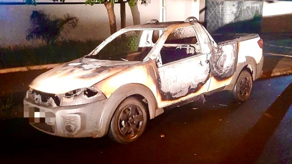 Carro da empresa ficou destruído (Reprodução: Site Paparazzi News/Andradina).