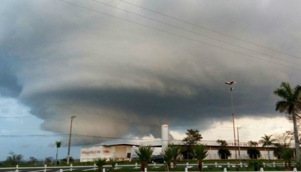 Formação de nuvem gigantesca assusta moradores em Tupã (Foto:Mariana Mardegan/Reprodução).