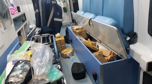 Droga era levada no compartimento para pacientes, na ambulância (Foto: Cedida/PRF).