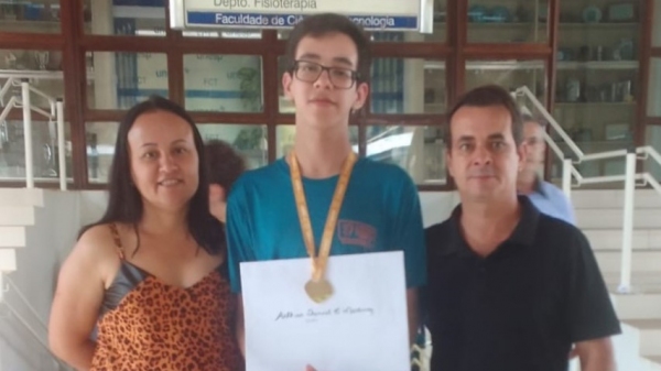 Orgulho: Arthur com os pais Cristiane e Claudinei na solenidade oficial da OBMEP realizada na Unesp de Presidente Prudente (Cedida/Acervo Pessoal).