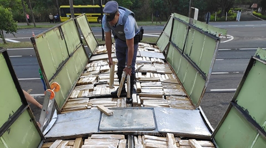 Droga estava escondida em um fundo falso no teto do ônibus (Foto: Cedida/PMR).