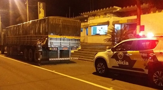 Após flagrante da PM Rodoviária de Adamantina, caso foi levado à Polícia Federal em Araçatuba (Foto: Cedida/PM).