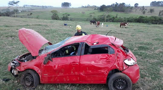 Carro fico completamente destruído após o acidente (Imagens: Cedidas).