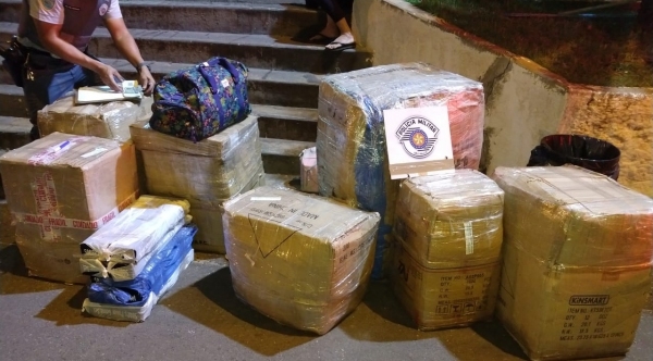 Mercadorias oriundas do Paraguai, desprovidas de documentação fiscal, apreendidas pela Polícia Rodoviária em Adamantina (Foto: Cedida/PM Rodoviária).