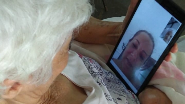 Idosos do Lar dos Velhos usam tecnologia para conversar à distância com familiares (Imagens: Divulgação/Lar dos Velhos).