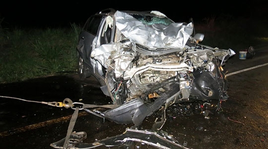 Um dos veículos ficou completamente destruído e irreconhecível após o acidente (Fotos: Cristiano Nascimento/Portal FM Metrópole).