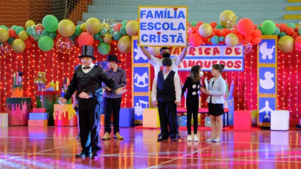 Família Escola Cristã: musical Fábrica de Brinquedos marca encerramento do ano letivo de 2021 (Foto: Siga Mais).