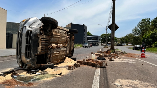 Acidente foi no início da Avenida Moysés Justino da Silva, proximidades do Lar dos Velhos (Foto: Siga Mais).
