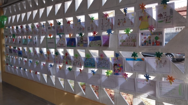 Desenhos e frases ficaram expostos na secretaria municipal de educação para votação (Da Assessoria).