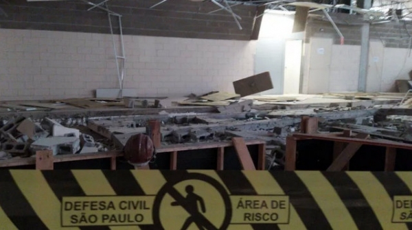 Uma parede de três metros de altura desabou sobre os operários provocando quatro mortes (Foto: Defesa Civil Prudente)