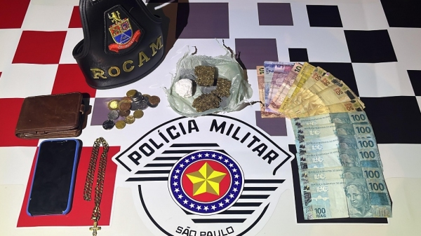 Droga, dinheiro, celular e outros objetos apreendidos pela equipe de Rocam da Polícia Militar em Adamantina (Cedida/PM).