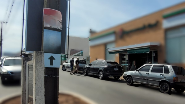 Poste no centro da cidade com placas de publicidade (Cedida/PMA).