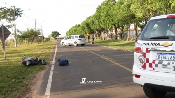 Posição final das duas motos, após o choque que causou a morte da condutora de um dos veículos (Reprodução/Jorge Zanoni).