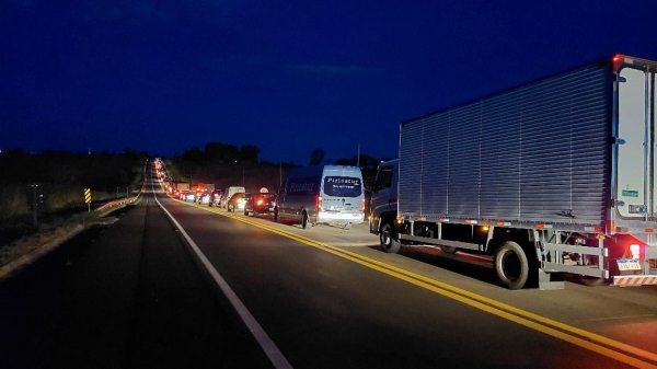 Pare-siga em período noturno na última quinta-feira em obra de recuperação do pavimento na SP-294, trecho entre Flórida Paulista e Adamantina (Cedida).