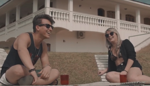 Vitor Hugo contracena com Brenda Bassan Winkler, no clipe ?Um drink só a dois? (Foto: Reprodução).