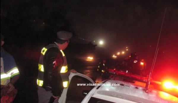 Carro e ônibus se envolveram no acidente, provocado por animal solto na pista (Foto: Reprodução/Visão Notícias/Marília).
