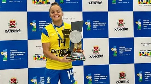 Jaque Nunes comemora o título em competição internacional jogando pela seleção brasileira de futsal feminino (Cedida).