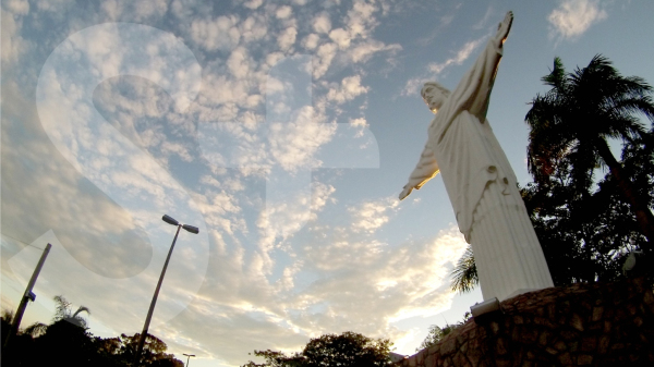 Adamantina. Cristo Redentor na rotatoria da Praca Euclydes Romanini (Arquivo/Siga Mais).