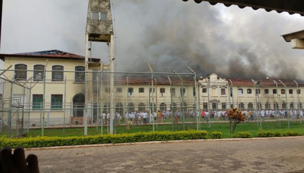 No início da manhã, o Centro de Operações da Polícia Militar (Copom) informou, entretanto, que 200 detentos estão foragidos (Imagem: Reprodução).