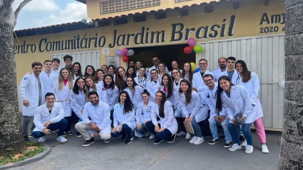 Alunos e professores no Jardim Brasil (Divulgação/FAI).