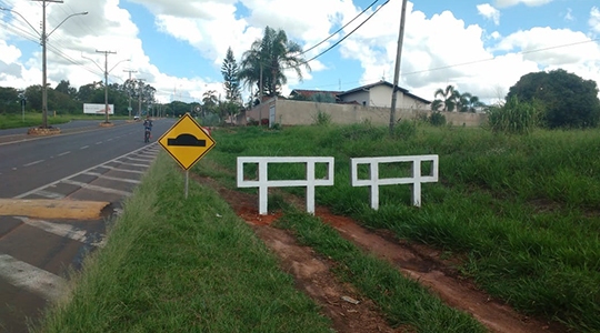 Barreiras foram instaladas para impedir desvios e forçar motoristas e motociclistas a reduzir velocidade nos obstáculos (Foto: Cedida).