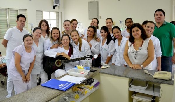 Alunas e professores de Enfermagem da FAI foram recepcionados pelo administrador da Santa Casa, pela médica nefrologista e equipe de enfermagem do setor de Hemodiálise (Foto: Priscila Caldeira).