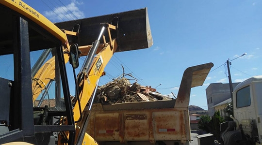 Caminhões e máquinas da Prefeitura fazem recolhimento de materiais inservíveis no mutirão de limpeza que segue até sábado na Vila Jardim (Ilustração).