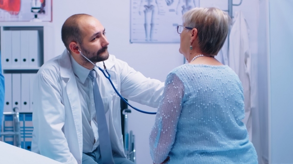 Nova lei estabelece que a presença do acompanhante deve ser avisada pela paciente por meio de solicitação verbal ou por escrito e terá que ser registrada na recepção do local (Imagem: DCStudio/Freepik).