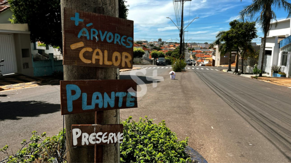 Placa com alerta ambiental no centro de Adamantina (Siga Mais).