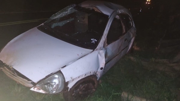 Automóvel Ford Ka ficou destruído após capotamento (Cedida/PM Rodoviária).