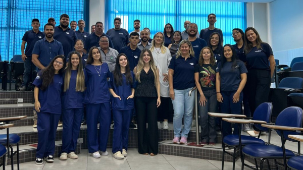 Palestra mobilizou alunos de fisioterapia, membros da Cipa e servidores da FAI (Foto: Damaris Vitorino).