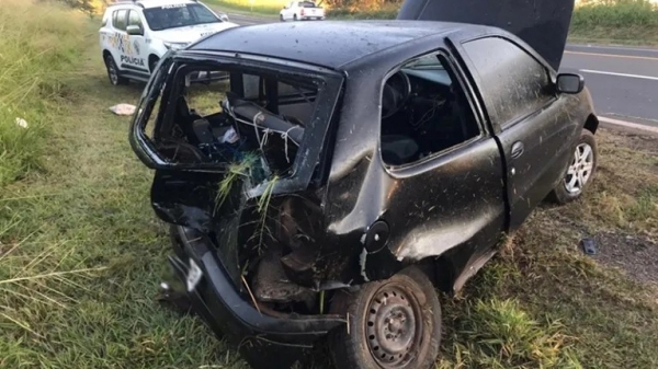 Fiat Palio onde estava a vítima fatal. Carro foi atingido na traseira (Imagem: Diego Fernandes/Folha Regional).