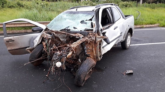 Fiat Strada de onde foi arremessado o motorista, após colisão (Reprodução: Site Tupã NotÃcias).