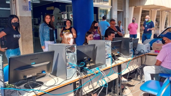Alunos e professores orientaram a população (Foto: Kaison Wembley).