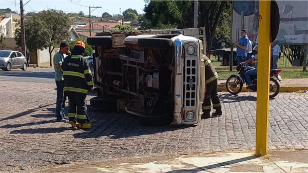 Caminhonete tombou (Cedida)..