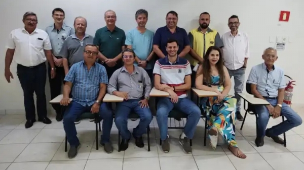 Nova diretoria da ACE Adamantina, sob a presidência do empresário Ricardo Haddad (Reprodução/Diário do Oeste).