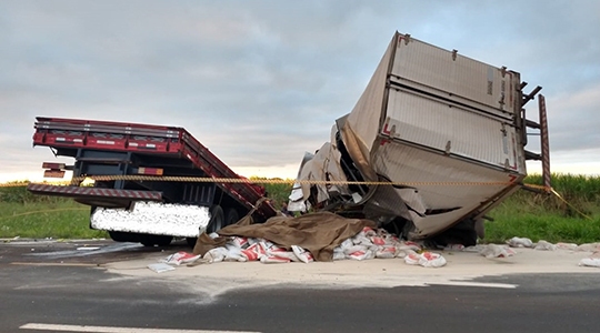 Caminhões batem de frente na SP-425. Tragédia deixou um motorista morto e outro gravemente ferido (Foto: Cedida/PM Rodoviária).