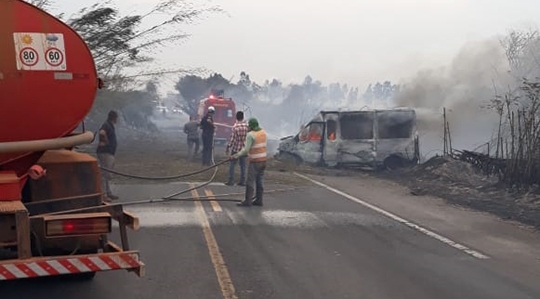 Van que transportava pacientes é consumida pelo incêndio (Fotos: Cedidas/Flávio Silva).