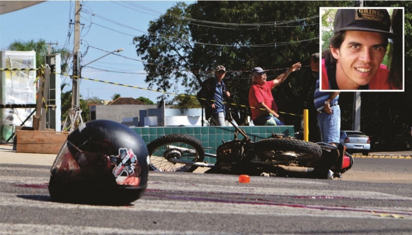 Acidente envolvendo moto e caminhão F4000 mata o motociclista Vitor Fernando Costa, na esquina do Parque dos Pioneiros, em Adamantina (Foto: Acácio Rocha)