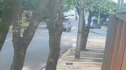 A camionete e moto, a instantes da colisão (Reprodução).