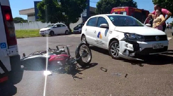 Automóvel da Secretaria Municipal de Saúde e moto se envolvem em acidente, no centro de Adamantina (Reprodução).
