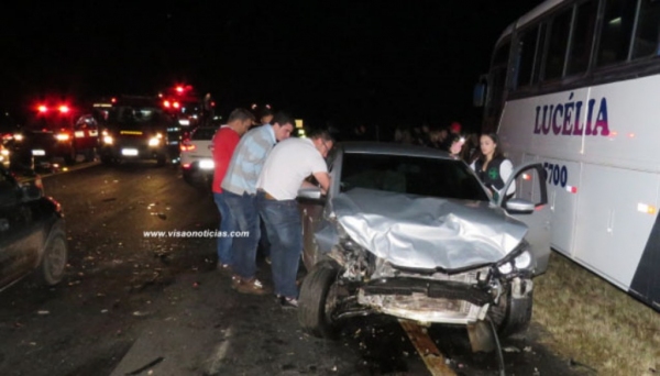 Acidente mobilizou polícia e equipes de socorro na noite desta sexta-feira na SP-294, em Marília (Foto: Reprodução/Site Visão Notícias/Marília).