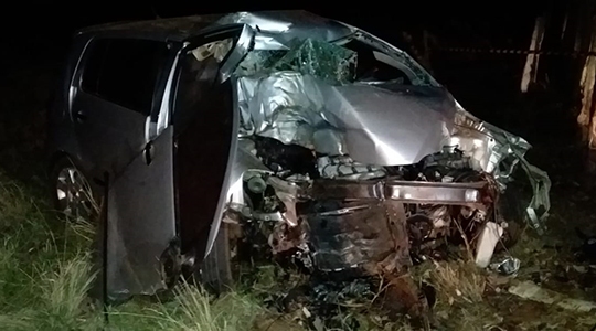 Carro ficou destruÃdo após motorista perder controle de veÃculo, que bateu em árvore, na vicinal Osvaldo Cruz ? Salmourão (Foto: Cristiano Nascimento/Portal Metrópole de NotÃcias).