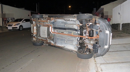 Veículo capotou em rua de Dracena. Acidente envolveu outros dois carros (Fotos: Site Jorge Zanoni).